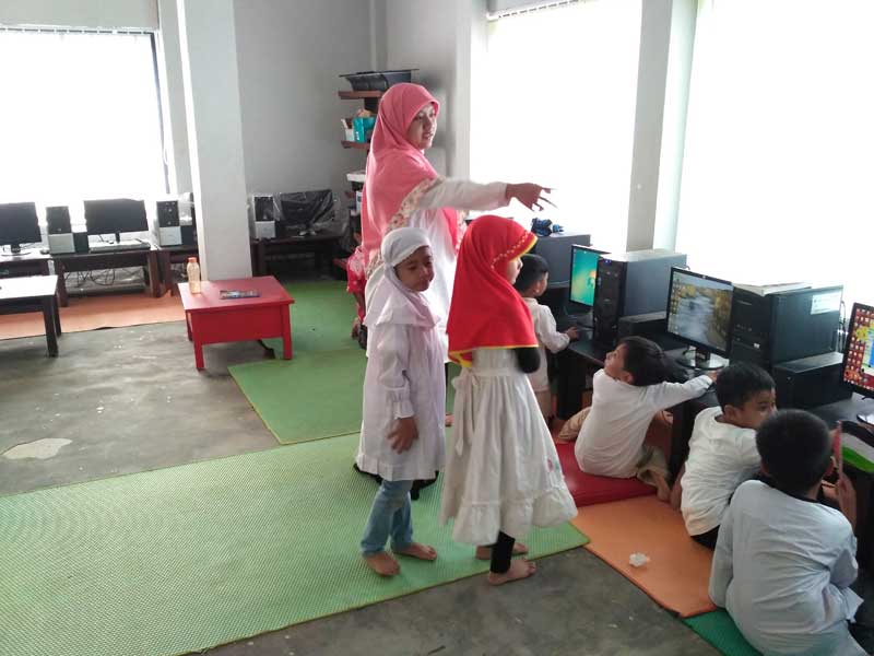laboratorium komputer ICT sekolah alam